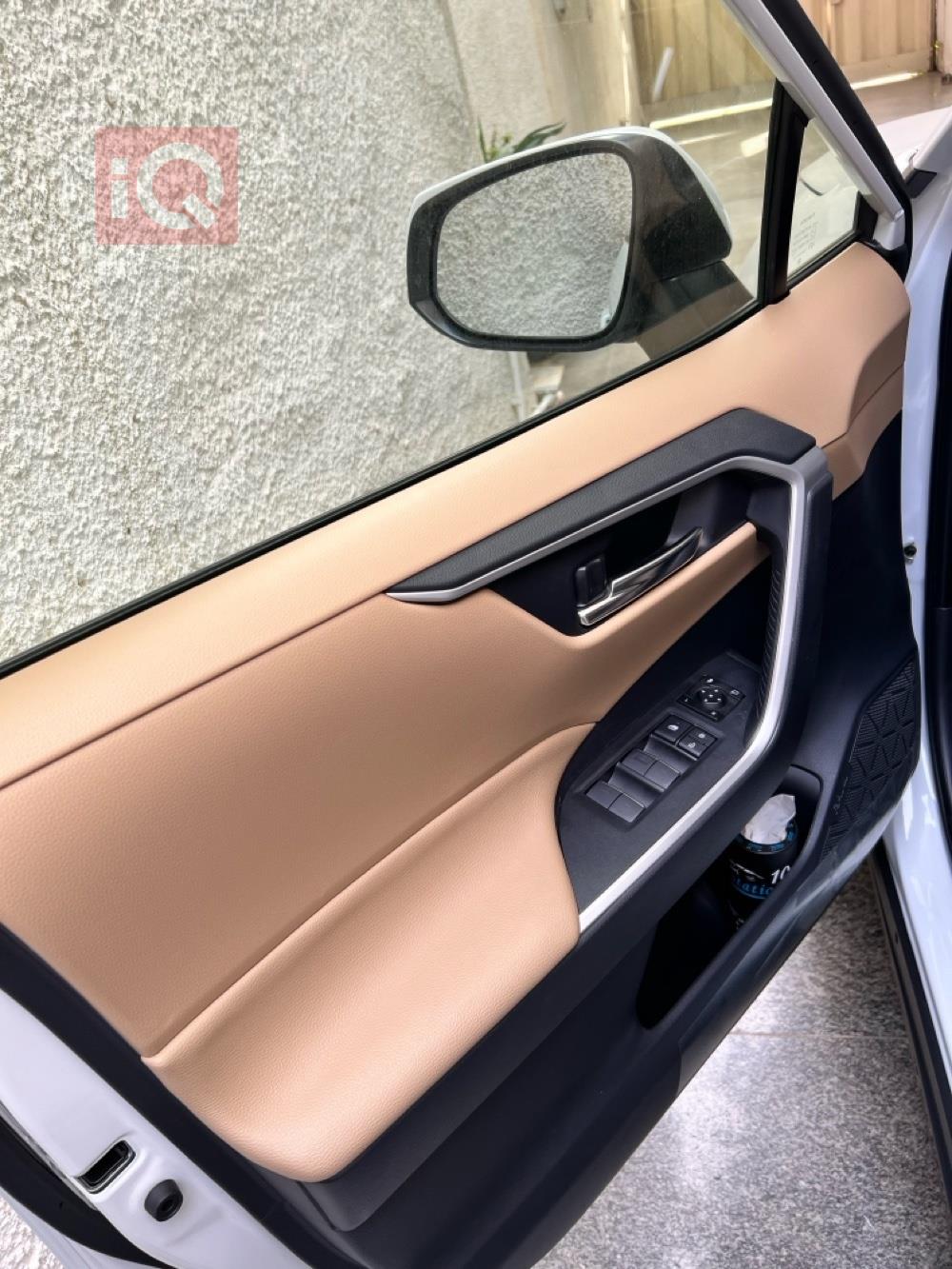 تۆیۆتا ڕاڤ 4